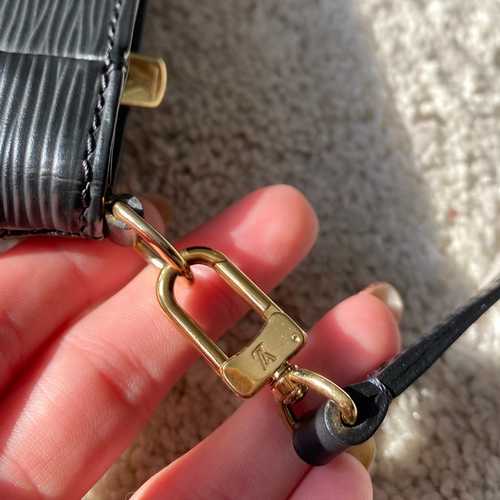 Louis Vuitton Black Epi Leather Sarvanga Crossbody Clutch Bag - Picture 12 of 15